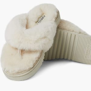 NEW Fireside by Dearfoams Women's Auburn Shearling Thong Slippers Natural SZ 7